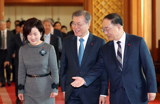 ▲ 문재인 대통령이 10일 홍남기 신임 경제부총리 겸 기획재정부 장관 임명장 수여식에 참석한 모습. ⓒ청와대 제공