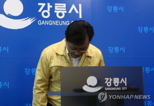 ▲ 오영식 코레일 사장이 지난 8일 오후 강릉시청에서 강릉선 KTX 탈선사고에 대해 사과하고 있다. ⓒ연합뉴스