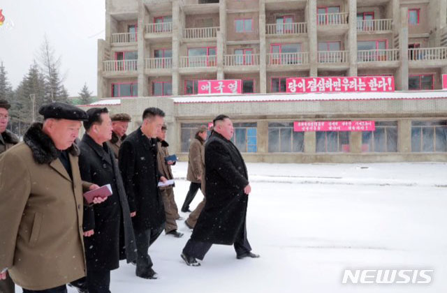 ▲ 지난 10월 말 삼지연 관광특구 건설현장을 찾은 김정은. 맨 앞에서 굴러갈 것처럼 보이는 초고도비만 환자가 김정은이다. ⓒ뉴시스. 무단전재 및 재배포 금지.