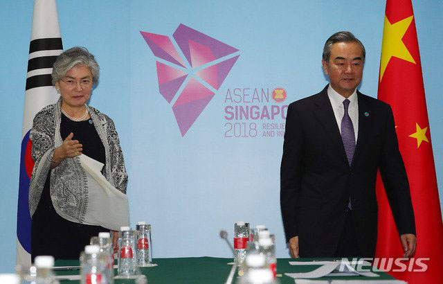 ▲ 지난 8월 아세안 지역안보포럼(ARF)에서 회담을 하려는 강경화 외교장관과 왕이 中외교부장. ⓒ뉴시스. 무단전재 및 재배포 금지.