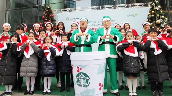 ▲ 스타벅스 이석구 대표이사(맨 앞줄 오른쪽부터 세 번째)와 초록우산어린이재단 이제훈 회장(맨 앞줄 오른쪽부터 네 번째) 및 2018 미스코리아, 어린이합창단, 스타벅스 임직원 자원봉사자 등 50여명이 소외계층 어린이 후원을 위한 2018 산타 바리스타 캠페인에 참여했다. ⓒ스타벅스커피코리아