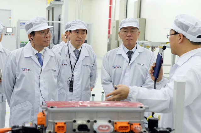 ▲ 왼쪽부터 조길형 충주시장, 이시종 충청북도지사, 성윤모 산업통상자원부 장관, 정의선 현대자동차그룹 수석부회장, 정진행 현대자동차 사장, 임영득 현대모비스 사장.ⓒ현대차그룹