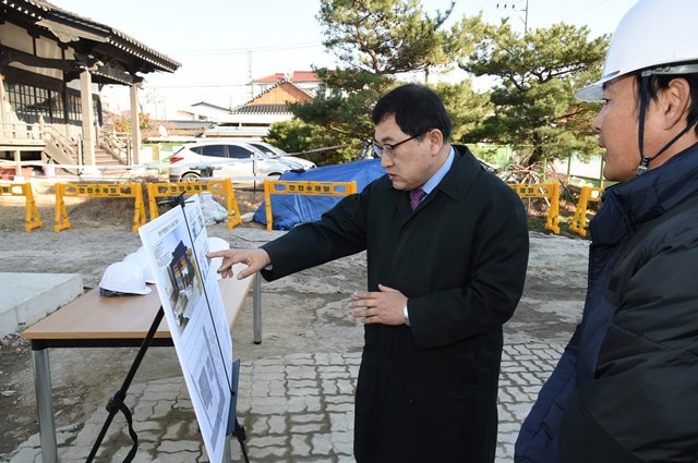 ▲ 주낙영 경주시장이 지난 10일 무형문화재 전수교육관 건립 현장을 방문해 관계자의 설명을 듣고 있다.ⓒ경주시