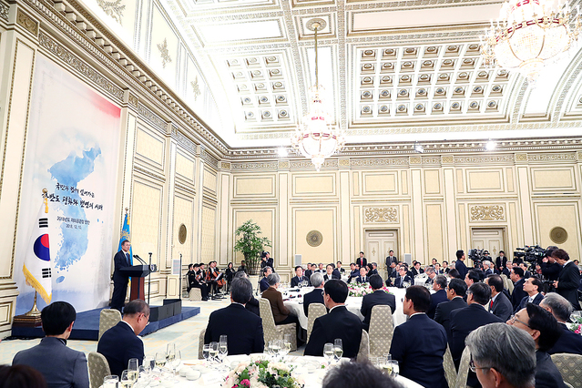 ▲ 문재인 대통령이 지난 10일 재외공관장들을 격려하는 모습. ⓒ청와대 제공