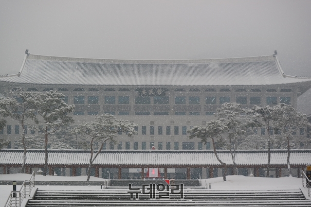 ▲ 11일 경북도청 인근에 많은 눈이 내리면서 도청 본관인 안민관이 눈으로 덮혀 있다.ⓒ뉴데일리