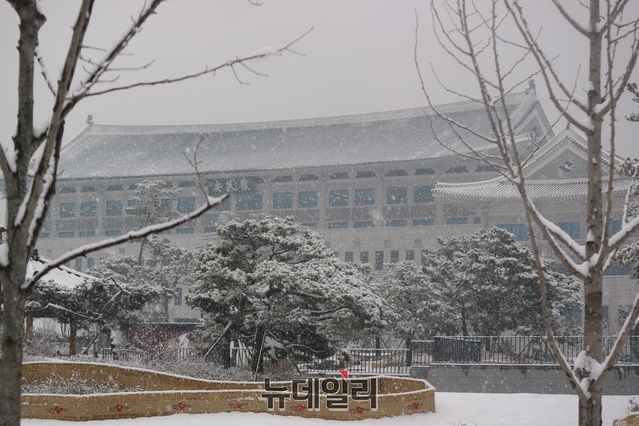 ▲ 경북도청이 터를 잡은 안동시 풍천면 인근에는 11일 오전부터 눈이 내리더니 오후부터는 눈발이 굵어지면서 5cm가 넘은 적설량을 나타내고 있다.ⓒ뉴데일리