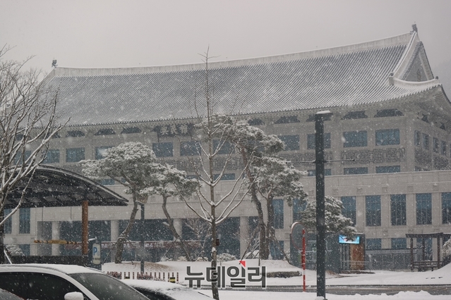 ▲ 경북도의회 본관인 여민관이 흰 눈으로 뒤덮여 색다른 분위기를 내고 있다.ⓒ뉴데일리