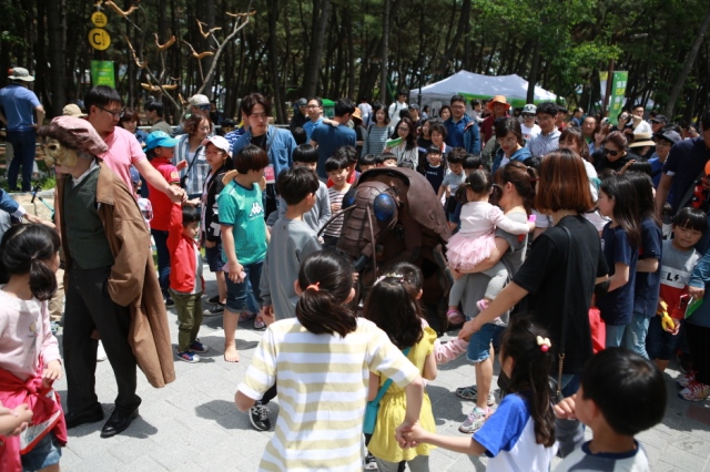 ▲ 제1회 포항거리 예술축제 참가작인 '배낭속 사람들변신'.ⓒ포항문화재단