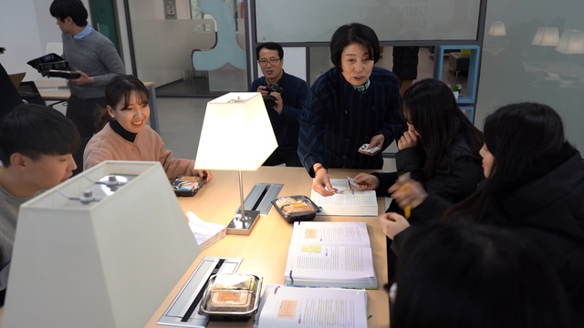 ▲ 김선순 총장이 10일 도서관에 공부하고 있는 학생들을 일일이 격려하며 교내 커피점 커피구매쿠폰을 선물해 훈한한 시간을 가졌다.ⓒ수성대