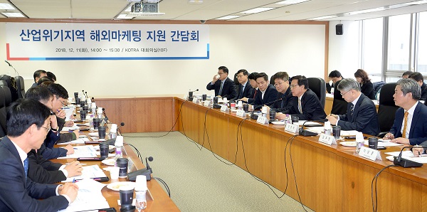 ▲ 권평오 코트라 사장(오른쪽 세번째)이 지난 11일 서울 서초구 본사에서 열린 ‘산업위기대응특별지역 소재 중소중견기업의 해외활로 모색을 위한 긴급간담회’에서 인사말을 하고 있다. ⓒ코트라