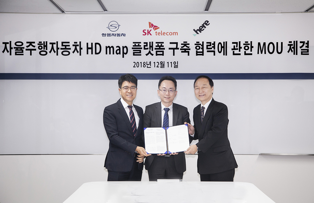 ▲ (사진 왼쪽부터 SKT ICT 기술원장 박진효 CTO, 쌍용자동차 이태원 기술연구소장, Here 이문철 APAC 부사장)ⓒ쌍용자동차