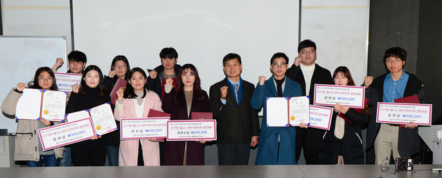 ▲ 0일 대구보건대 연마관 강의실에서 열린 ‘ICT 기반 웰니스 관리 아이디어 경진대회’에서 수상자들이 단체사진을 찍고 있다.ⓒ대구보건대