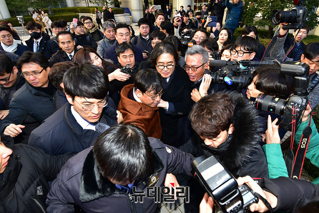 ▲ 공판 후 취재진에 둘러싸인 이호진 전 회장 ⓒ 뉴데일리 정상윤