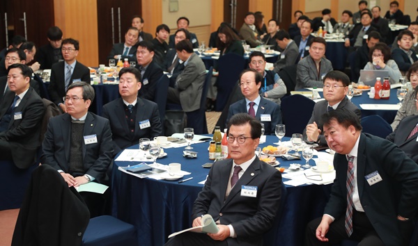 ▲ 12일 충북도가 그랜드플라자청주호텔에서 ‘4차 산업혁명 시대 충북연구개발특구 유치로 무엇이 달라지나’를 주제로 한 간담회에서 이시종 충북도지사, 한범덕 청주시장 등이 강연자의 발표에 귀를 기울이고 있다.ⓒ충북도