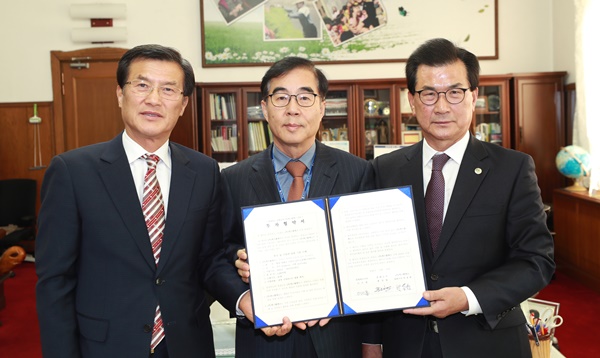 ▲ 12일 충북도와 증평군은 (주)넥스플렉스와 1200억 원 규모의 투자협약을 맺었다.ⓒ충북도