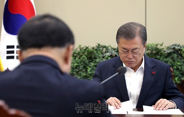 ▲ 문재인 대통령이 12일 청와대 소회의실에서 홍남기 경제부총리로부터 첫 정례보고를 받는 모습. ⓒ청와대