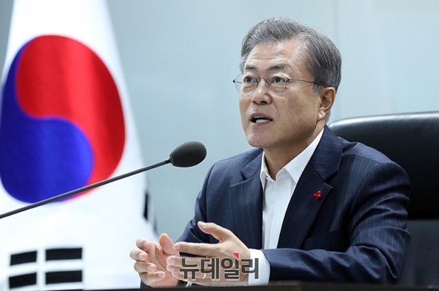 ▲ 문재인 대통령이 12일 시범철수 GP 상황을 국가위기관리센터에서 영상으로 시청하는 모습. ⓒ청와대