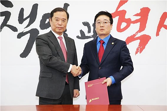 ▲ 사진 왼쪽부터 김병준 비대위원장, 김봉환 경북도당 청년위원장.ⓒ한국당 경북도당