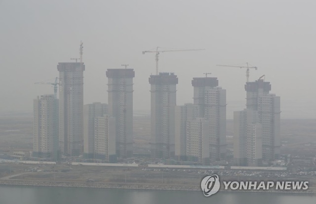 ▲ 자료사진. 중국발 황사가 덮친 인천 송도국제도시 아파트 건설현장. ⓒ연합뉴스