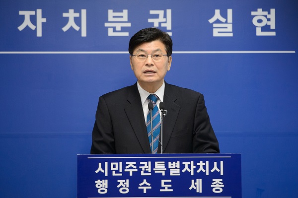 ▲ 이춘희 세종시장이 13일 브리핑룸에서 정례브리핑을 갖고 “3·1운동 및 임시정부수립 100주년 기념사업을 위해 시민중심의 논의 체계를 통해 과제발굴에 나서 4대분야 32개 사업을 추진키로 했다”고 밝혔다.ⓒ세종시