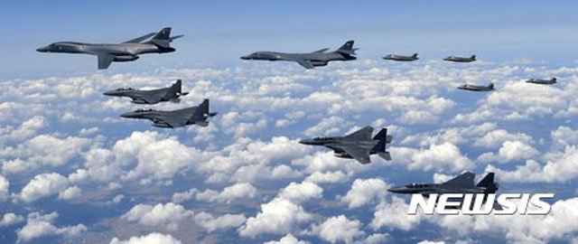 ▲ 작년까지 한반도에도 왔던 美전략자산의 하나 B-1B 랜서 폭격기와 이를 호위하는 F-15, F-35 전투기들. ⓒ뉴시스. 무단전재 및 재배포 금지.