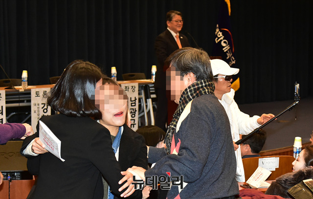 ▲ '反인륜범죄집단 김정은 독재정권의 인권유린 어디까지인가?' 토론회가 13일 오전 국회 헌정기념관에서 열린 가운데 토론회를 반대하는 참석자가 