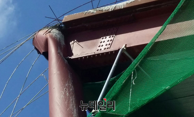 ▲ 2015년 10월 한국농어촌공사가 발주한 전북 군산시 새만금방수제 공사장에서 구조물이 무너져 인부가 사망했다. 무너진 구조물의 모습.ⓒ뉴데일리DB