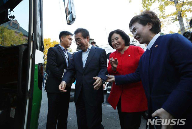 ▲ 지난 11월 2일 용산미군기지 버스투어의 첫 차에 오르는 박원순 서울시장, 박순자 국회 국회 국토교통위원장, 김현미 국토교통부 장관. 문재인 정부는 용산미군기지의 이전을 급하게 추진해 왔다. ⓒ뉴시스. 무단전재 및 재배포 금지.