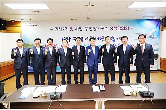 ▲ 지난 9월 20일에 개최된 첫 정책협의회에서 권영진 시장과 단체장들이 화이팅을 외치고 있다.(사진왼쪽부터 배광식 북구청장·류규하 중구청장·이태훈 달서구청장·류한국 서구청장·김문오 달성군수·권영진 대구시장·조재구 남구청장·배기철 동구청장·김대권 수성구청장)ⓒ대구시