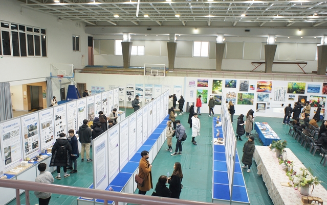 ▲ 대구대가 ‘지역과 함께하는 인문사회 지식확장페스티벌’을 개최, 참관객들이 전시작품을 둘러보고 있다.ⓒ대구대