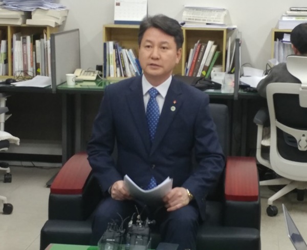 ▲ 13일 충북도 한창섭 행정부지사가 체천화재 참사 1주기를 맞아 기자실에서 그동안 충북도가 기울여온 노력을 설명하고 있다.ⓒ박근주 기자