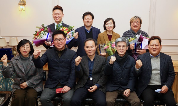 ▲ 13일 열린 2018충북언론상 시상식에서 (사진 뒷쪽 왼쪽부터) 박언 HCN충북방송 기자, 김동우 충북언론인클럽 회장, 김미정 중부매일 차장, 김용수 중부매일 국장 등이 언론인클럽 회원들과 함께 기념촬영을 하고 있다. ⓒ충북언론인클럽