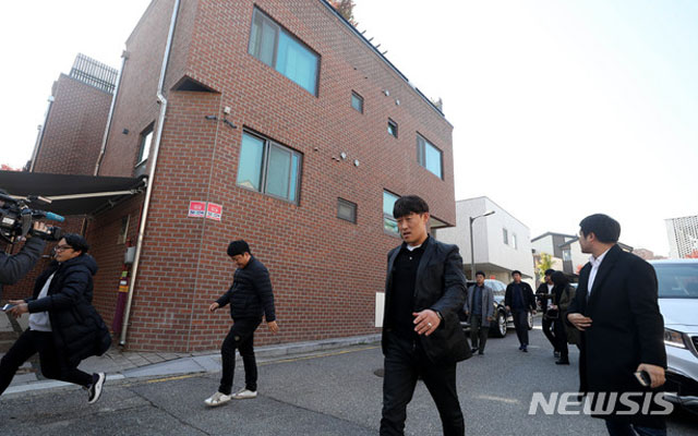 ▲ 지난 11월 2일 경기 성남시 분당구의 양진호 회장 자택을 압수수색한 뒤 나오는 경찰들. 양 회장 사업의 실체를 밝혀내는데는 적지 않은 어려움이 따를 것이라는 게 업계 관계자들의 전망이다. 양 회장이 이런데 대기업이 연관된 곳은 말할 나위가 없다. ⓒ뉴시스. 무단전재 및 재배포 금지.