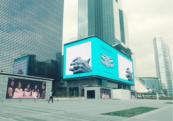 ▲ 코엑스 광장 'K팝 스퀘어'에 선보인 국내 최대 규모의 디지털 사이니지. ⓒCJ파워캐스트