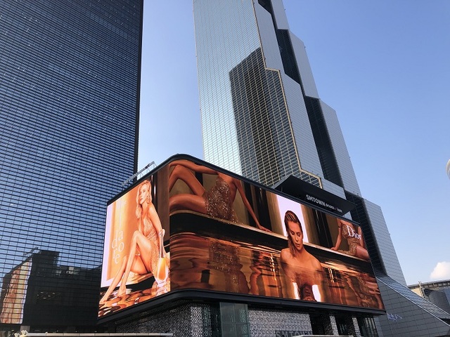 ▲ 코엑스 광장 'K팝 스퀘어'에 선보인 국내 최대 규모의 디지털 사이니지. ⓒ김수경 기자