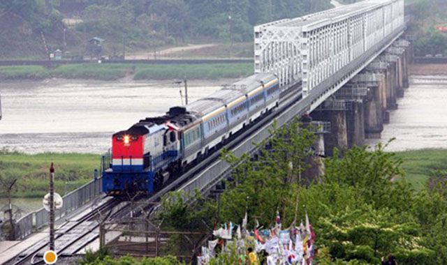 ▲ 2007년 5월 남북철도연결구간 시험 운행 중인 열차. ⓒ연합뉴스. 무단전재 및 재배포 금지.