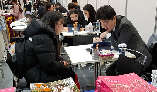 ▲ 14일 '2019학년도 정시 대학입학정보박람회'가 진행된 서울 삼성동 코엑스에서 한 수험생이 행사 참가 대학을 찾아 상담을 받고 있다. ⓒ뉴데일리 류용환 기자