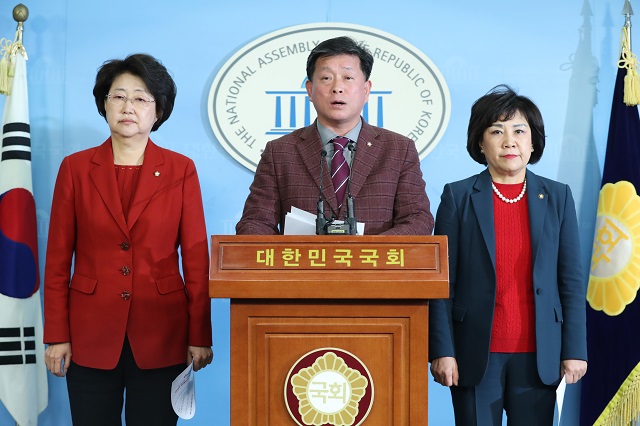 ▲ 국회 보건복지위원회 자유한국당 김명연(가운데) 간사, 김승희(왼쪽), 김순례 의원이 14일 오후 서울 여의도 국회 정론관에서 국민연금 개편안 관련 브리핑을 하고 있다. ⓒ뉴시스