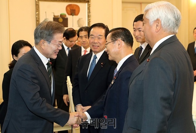 ▲ 문재인 대통령이 14일 청와대에서 일본 일한의원연맹을 만난 모습. ⓒ청와대