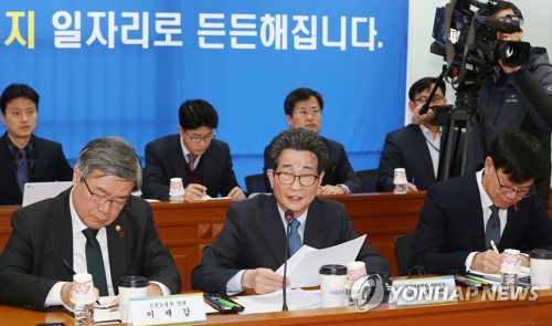 ▲ 이목희 일자리위원회 부위원장이 14일 오전 서울 종로구 일자리위원회에서 열린 '제9차 일자리위원회 회의'에서 모두발언을 하고 있다. 왼쪽부터 이재갑 고용노동부 장관, 이 부위원장, 김상조 공정거래위원장. ⓒ연합뉴스