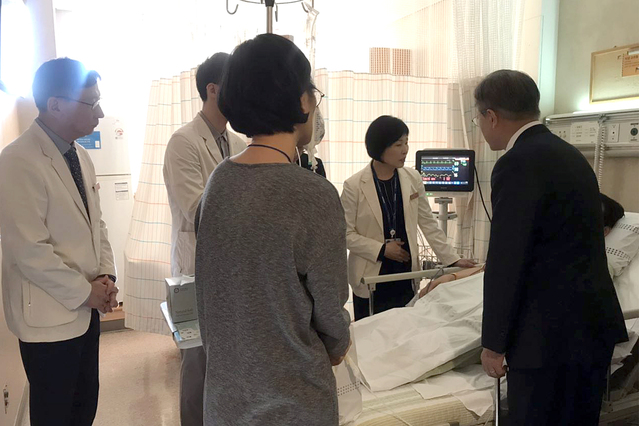 ▲ 문재인 대통령이 지난 7일 공무원을 병문안 간 모습. ⓒ청와대 제공