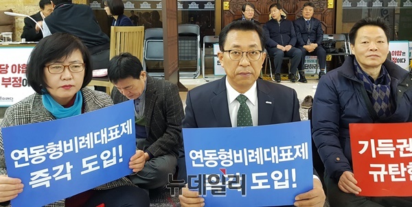 ▲ 국회에서 농성중인 바른미래당 임헌경 사무부총장(가운데).ⓒ박근주 기자