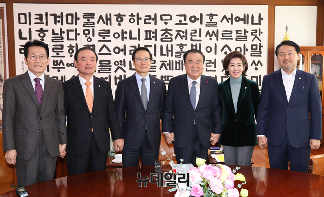 ▲ 문희상 국회의장 및 여야 5당 원내대표가 14일 오전 국회 의장실에서 열린 회동에 앞서 기념사진을 촬영하고 있다. (왼쪽부터 정의당 윤소하 원내대표, 민주평화당 장병완 원내대표, 더불어민주당 홍영표 원내대표, 문희상 의장, 자유한국당 나경원 원내대표, 바른미래당 김관영 원내대표). ⓒ뉴데일리 이종현 기자