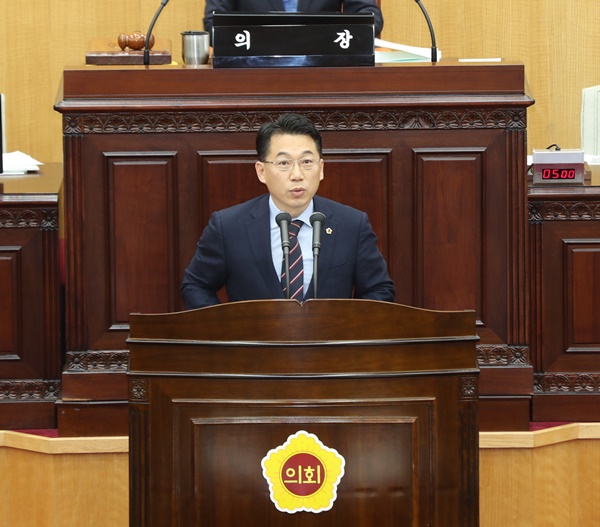 ▲ 14일 열린 제369회 충북도의회 3차 본회의에서 허창원 의원이 ‘충북관광공사’ 설립을 주장하고 있다.ⓒ충북도의회