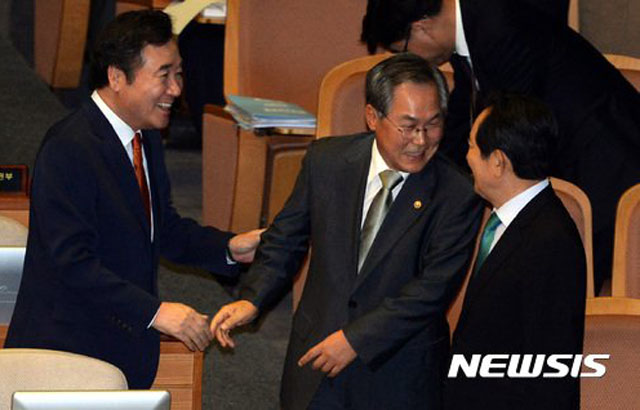 ▲ 2017년 9월 국회에서 이낙연 총리, 정세균 국회의장과 인사를 나누는 우윤근 의원(가운데). 이때 비위 의혹 보고서가 청와대에 보고됐다고 한다. ⓒ뉴시스. 무단전재 및 재배포 금지.