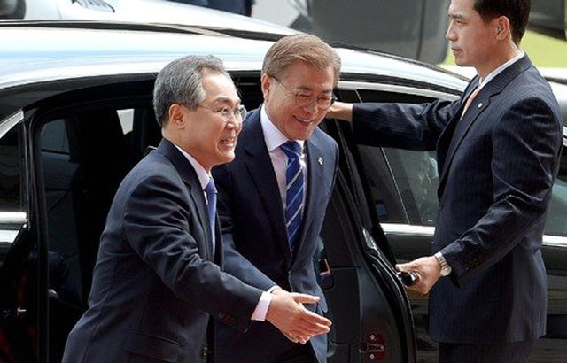 ▲ 2017년 문재인 대통령의 첫 시정연설 당시 영접하는 우윤근 당시 국회 사무총장. 문 대통령의 측근으로 알려져 있다. ⓒ뉴시스. 무단전재 및 재배포 금지.