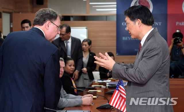 ▲ 지난 6월 방위비 분담금 협상장에서 대화하는 티모시 베츠 美대표와 장원삼 韓대표. ⓒ뉴시스. 무단전재 및 재배포 금지.