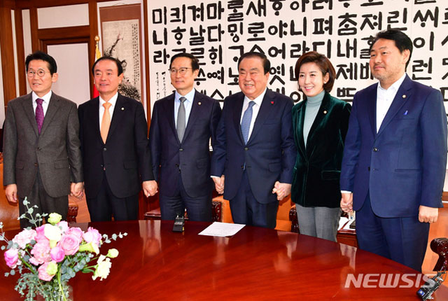 ▲ 내년 1월 연동형 비례대표제 등 선거제도 개혁을 적극 논의하기로 합의한 여야 5당 원내대표들. ⓒ뉴시스. 무단전재 및 재배포 금지.