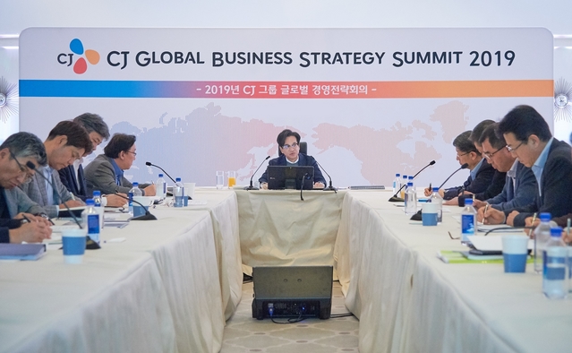▲ CJ 이재현 회장이 미국 LA에서 그룹 글로벌 경영전략회의를 주재하며 주요 경영진과 중장기 전략을 점검하고 있다.ⓒCJ