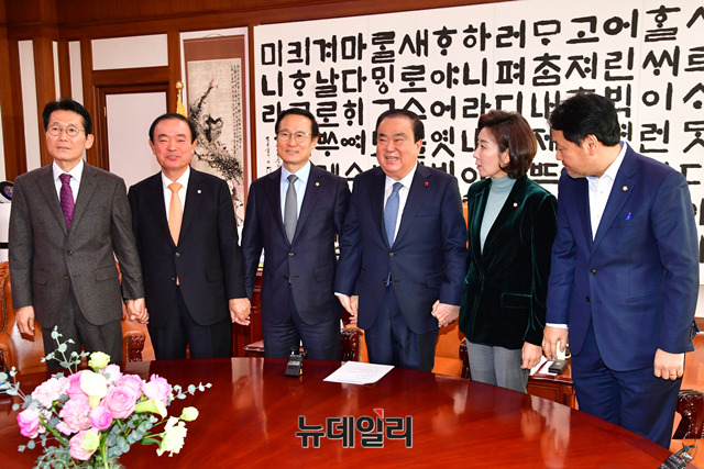 ▲ 문희상 국회의장 및 여야 5당 원내대표가 14일 오전 국회 의장실에서 열린 회동에 앞서 기념사진을 촬영하고 있다. (왼쪽부터 정의당 윤소하 원내대표, 민주평화당 장병완 원내대표, 더불어민주당 홍영표 원내대표, 문희상 의장, 자유한국당 나경원 원내대표, 바른미래당 김관영 원내대표) ⓒ뉴데일리 이종현 기자